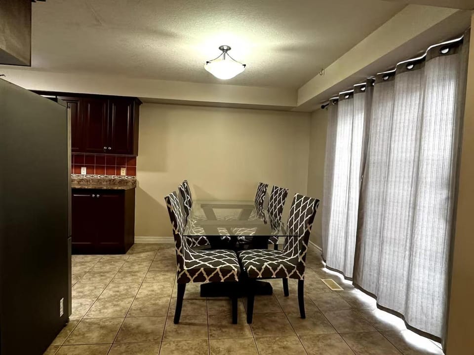 4 Bedroom Southend Guelph Homes for your entry Family House in Guelph