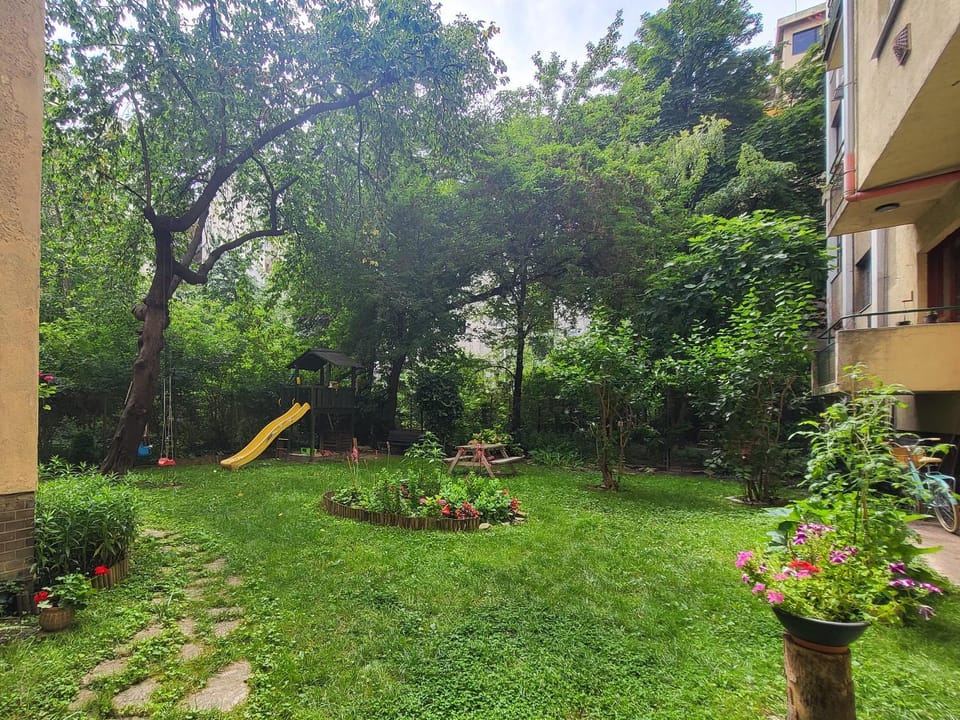 Central - Large and Cozy - Green Backyard Apartment in Budapest