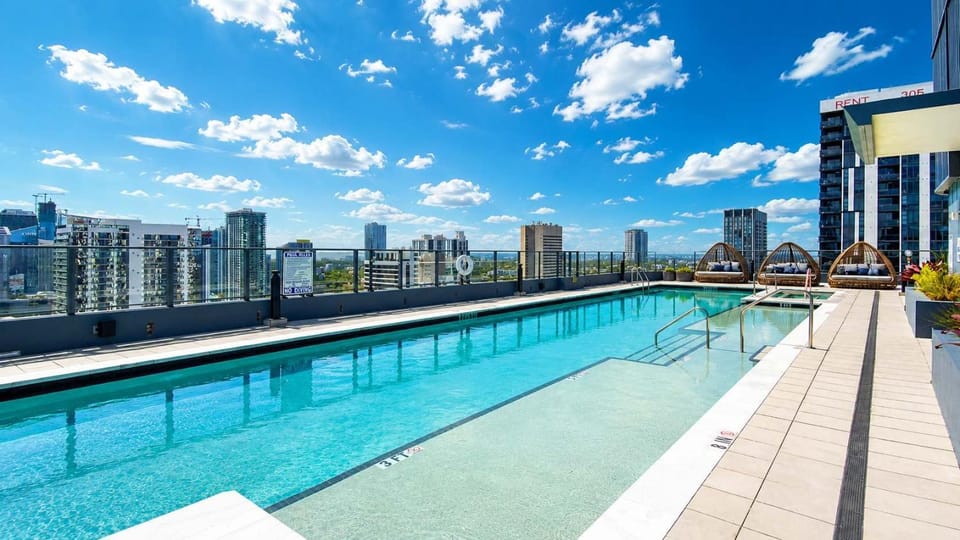 Miami Skyline Condo Near Bayside for 5 House in Miami