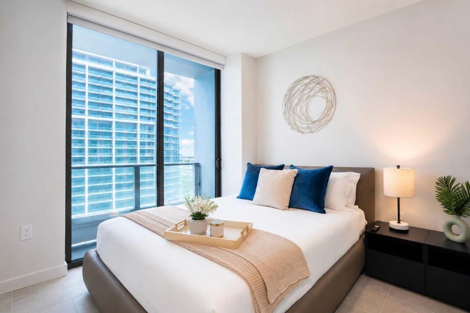 Miami Skyline Condo Near Bayside for 5 House in Miami