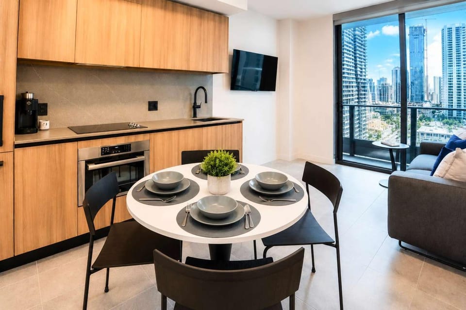Miami Skyline Condo Near Bayside for 5 House in Miami