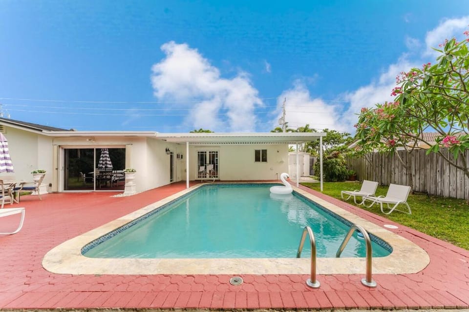 Pool view, Swimming pool, sunbed