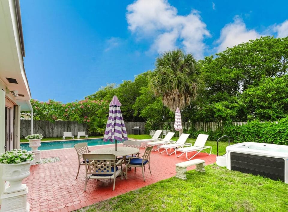 Patio, Garden view, Pool view, Swimming pool, sunbed