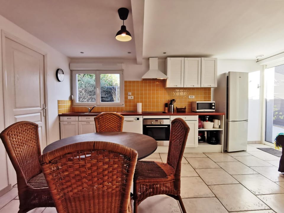 Kitchen or kitchenette, Living room, Dining area, dishwasher, oven, stove, toaster
