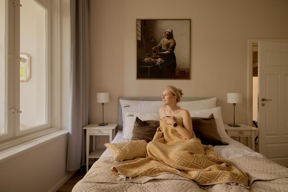 Bed, People, Photo of the whole room, Bedroom, group of guests, towels