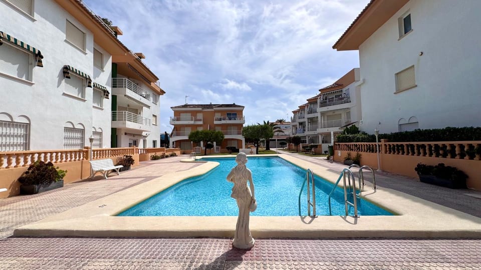 Day, Swimming pool