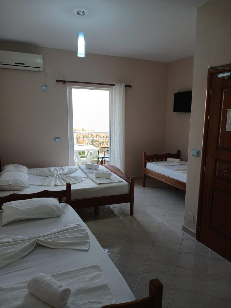Bed, TV and multimedia, Photo of the whole room, Bedroom, towels, air conditioner