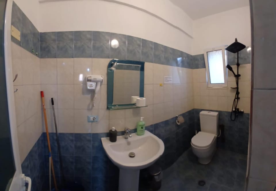 Shower, Toilet, Bathroom, bidet, towels