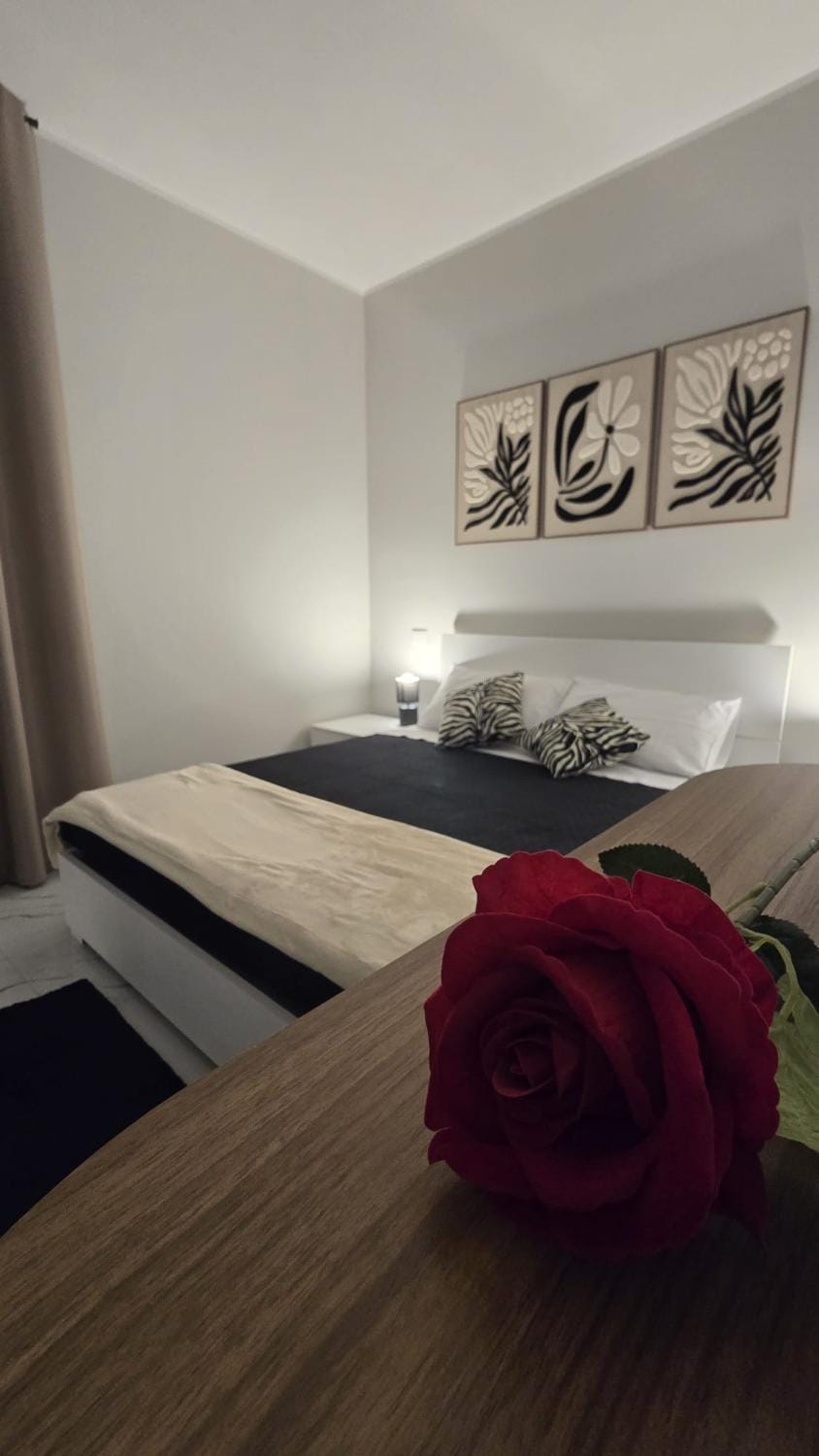 Bed, Photo of the whole room, Decorative detail, Bedroom