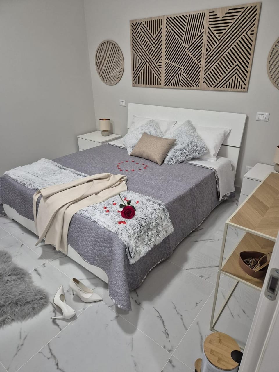 Bed, Photo of the whole room, Decorative detail, Bedroom