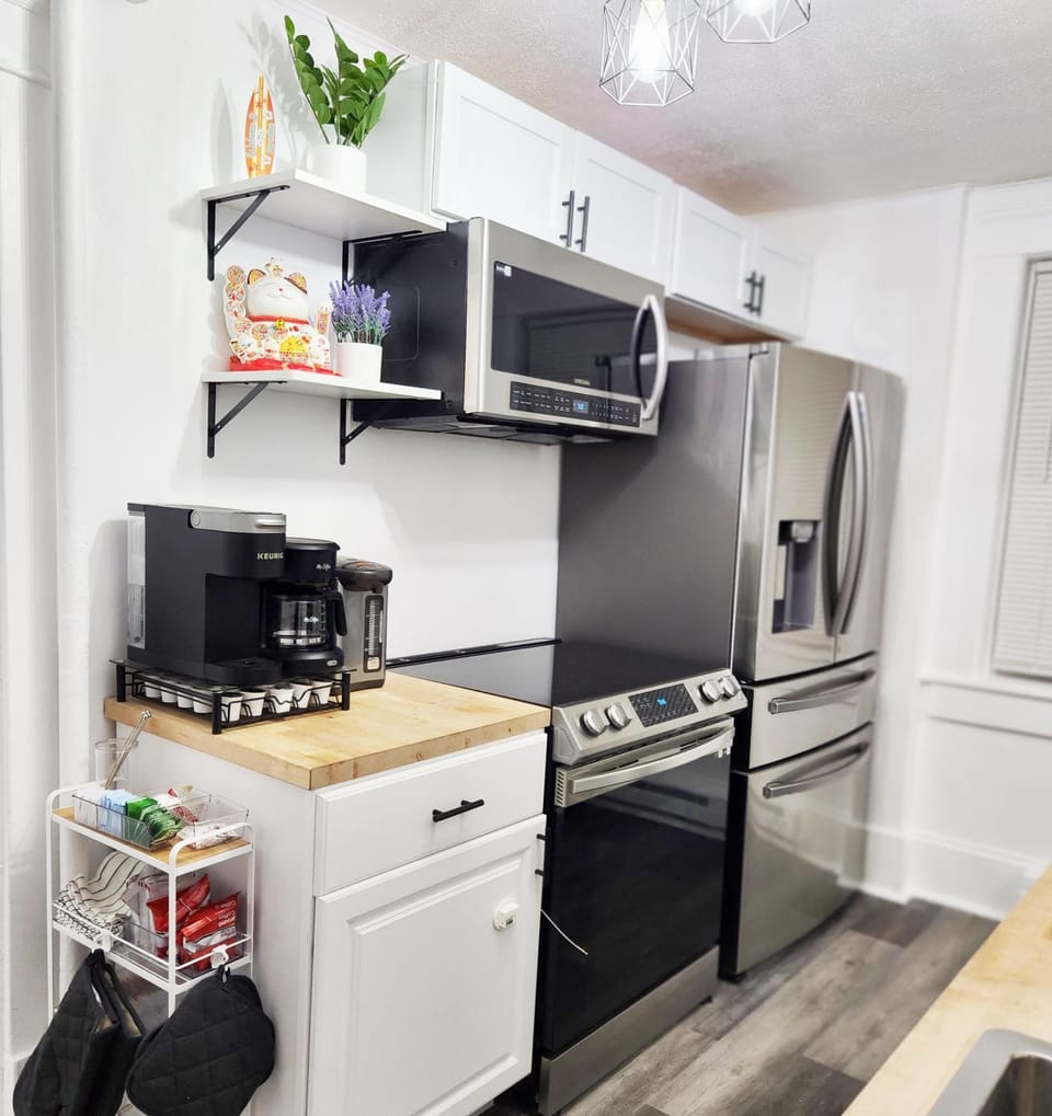 Coffee/tea facilities, Kitchen or kitchenette, oven, stove, toaster