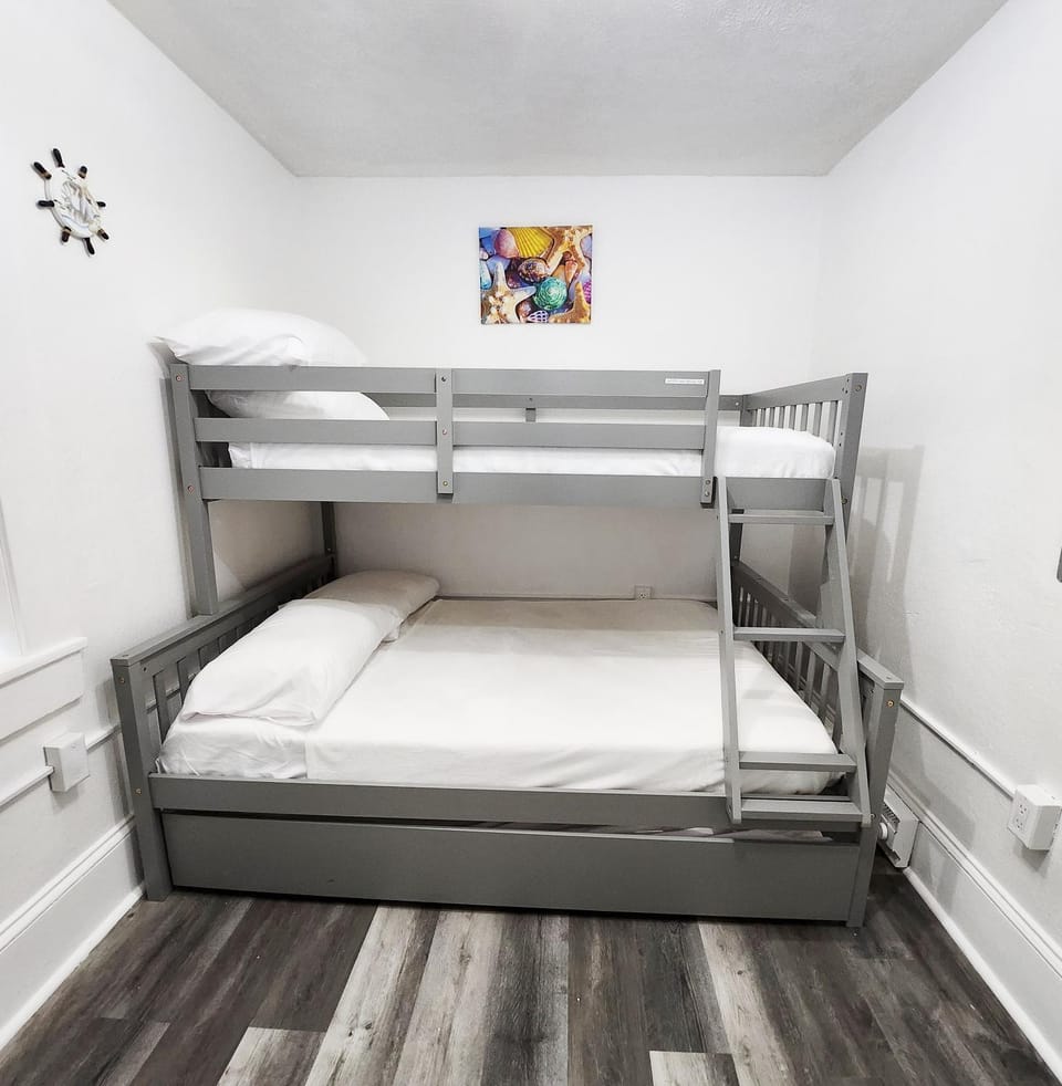 Bedroom, bunk bed