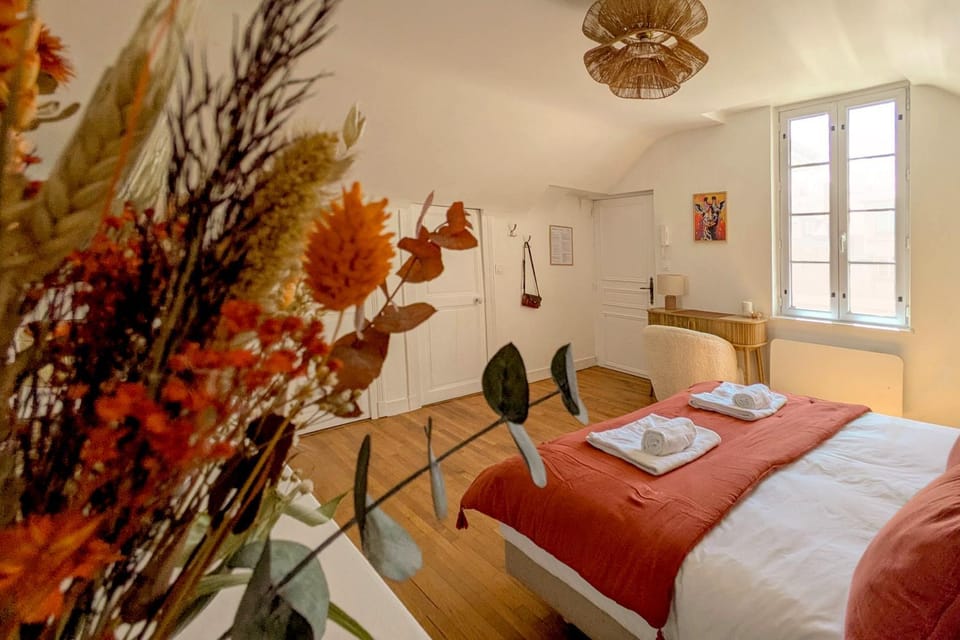 Photo of the whole room, Bedroom