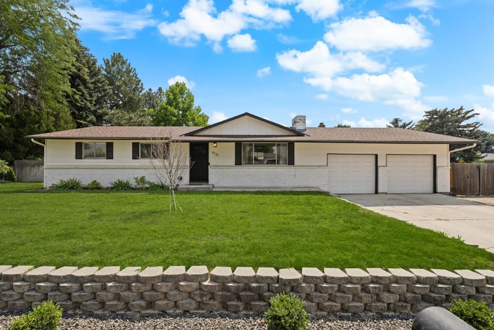 Poolside Paradise with Hot Tub House in Garden City