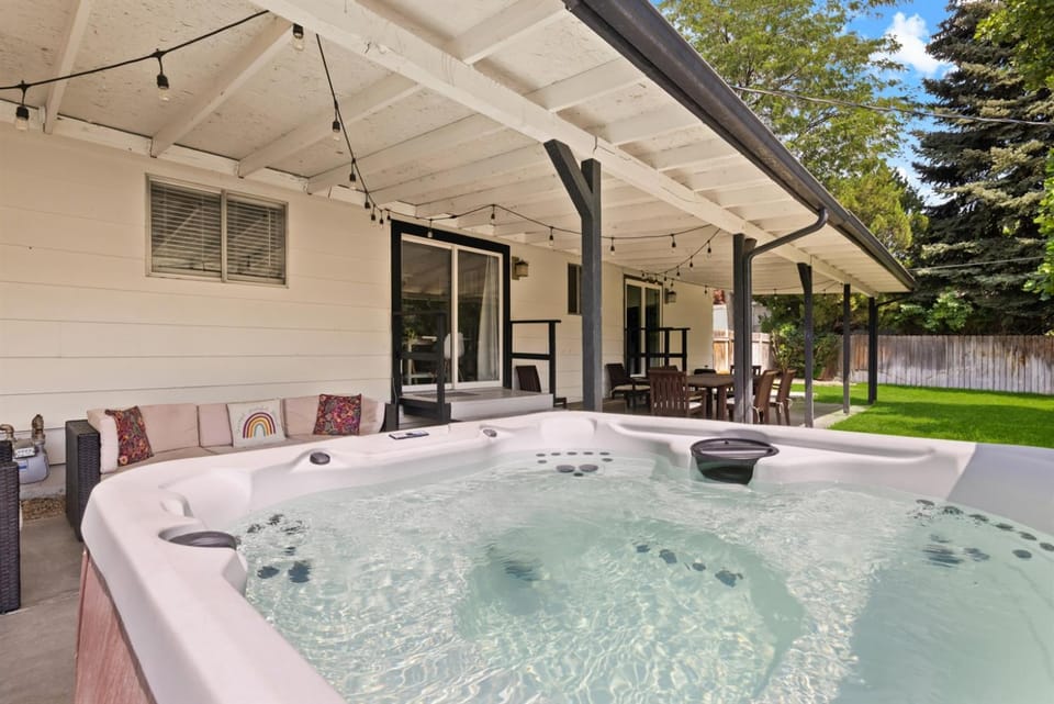 Poolside Paradise with Hot Tub House in Garden City