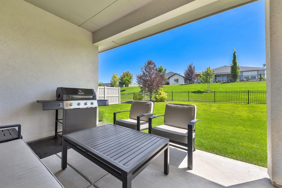 Port Blue near lake and golf House in Nampa