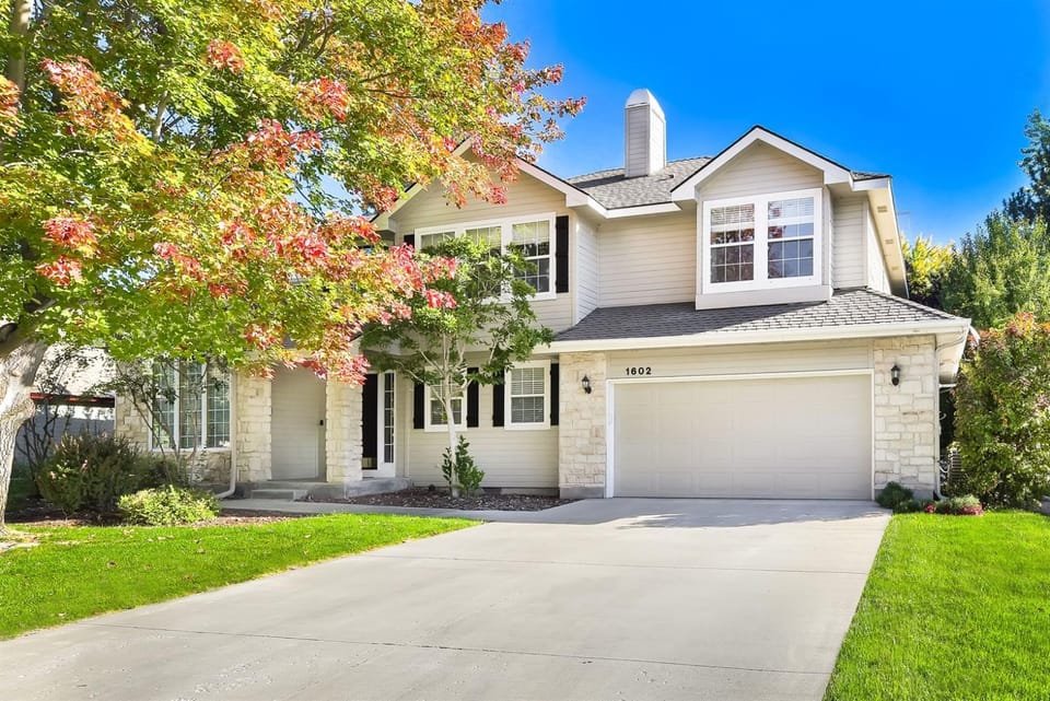 The Promenade Luxury Home and Yard House in Eagle