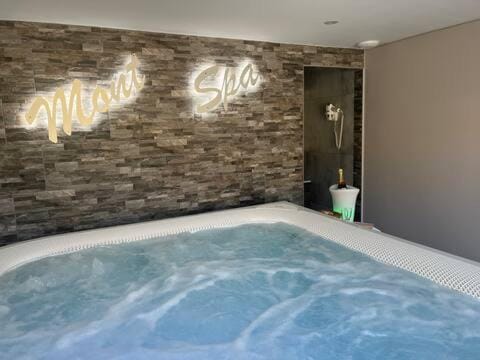 Hot Tub, Spa and wellness centre/facilities