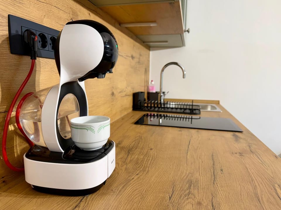 Coffee/tea facilities, Kitchen or kitchenette, stove