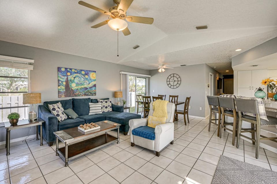 Walk to Port Charlotte Beach Park! Canal-Front Gem House in Port Charlotte