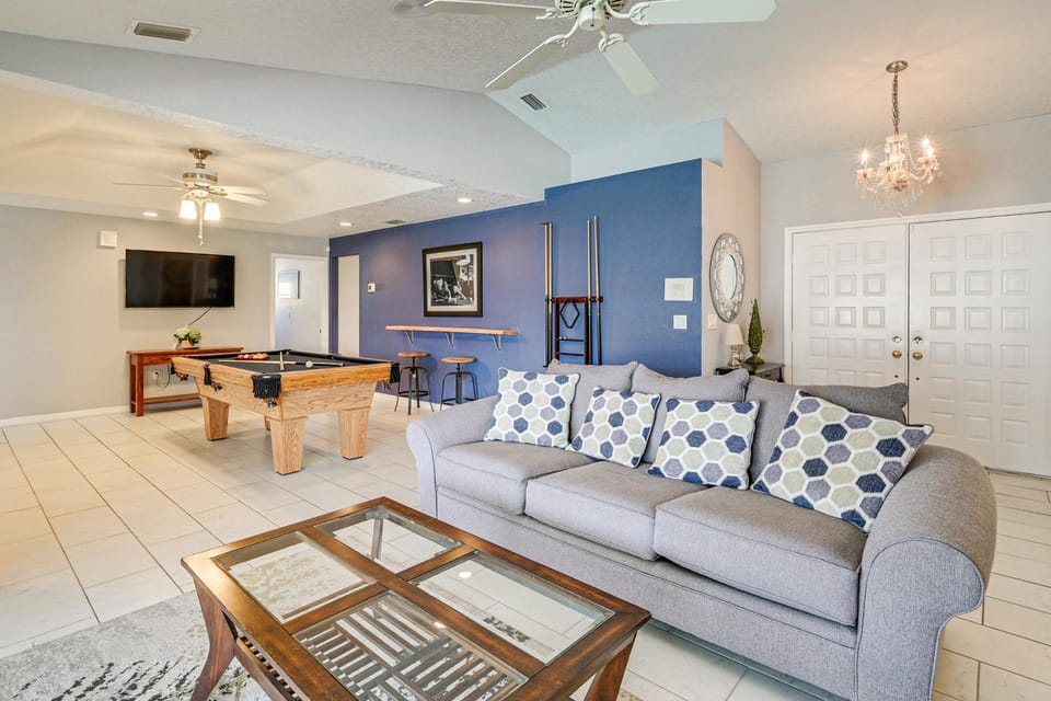 Walk to Port Charlotte Beach Park! Canal-Front Gem House in Port Charlotte