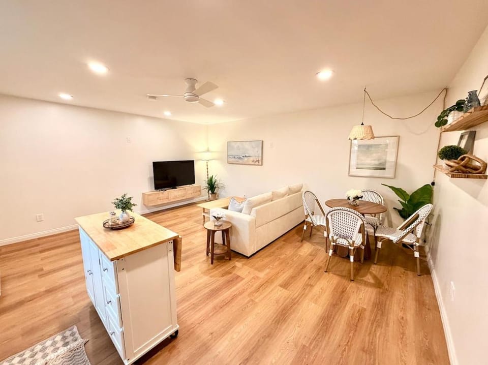 King Bungalow Getaway, 10 min from beach & LAX House in Los Angeles