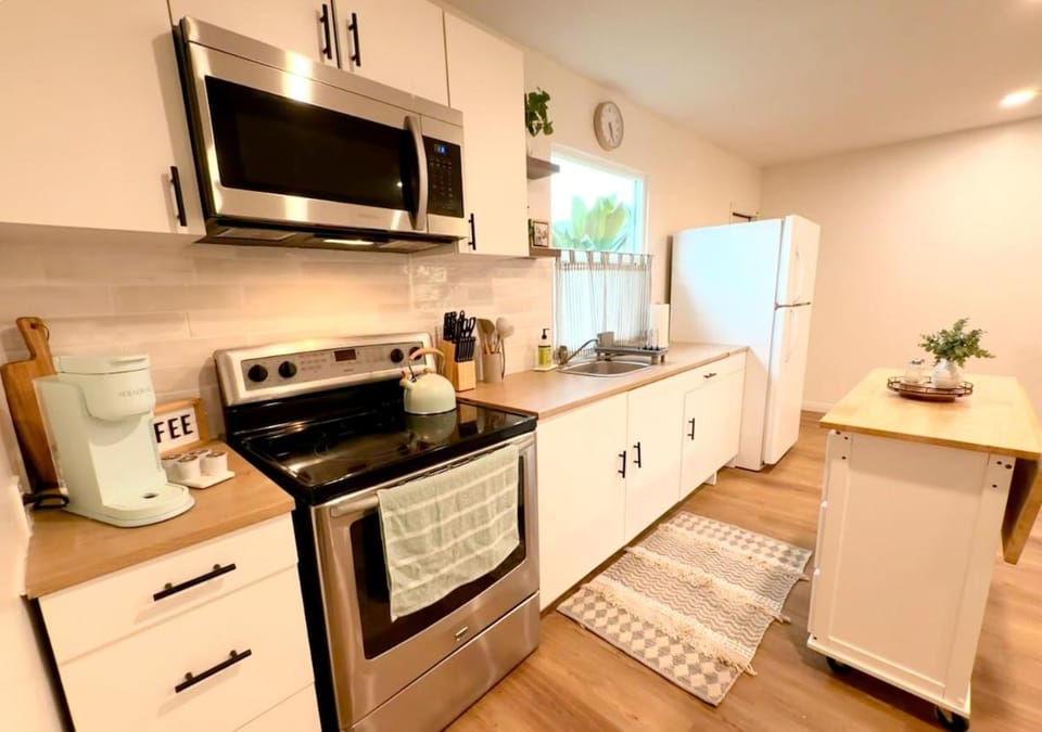 King Bungalow Getaway, 10 min from beach & LAX House in Los Angeles
