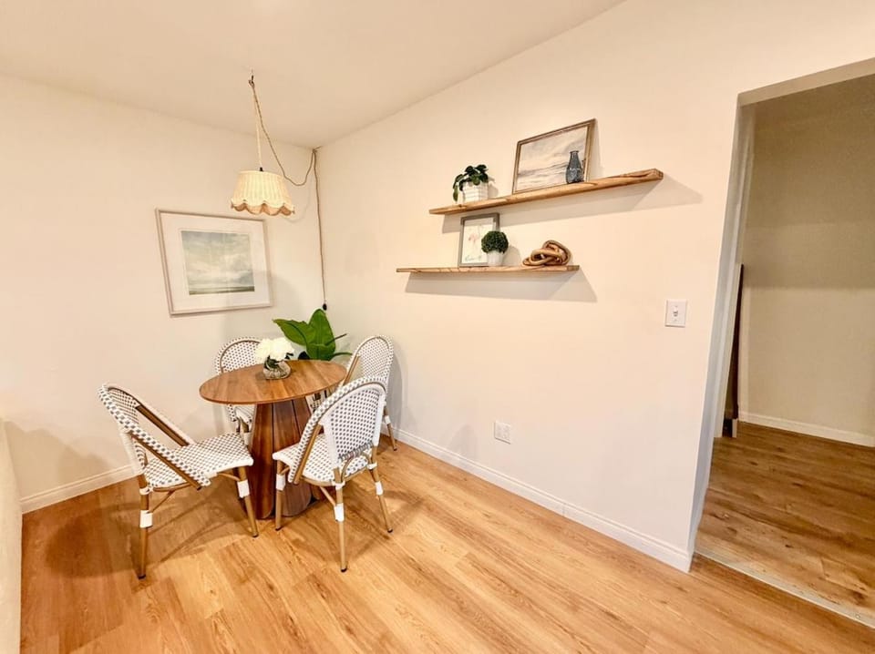 King Bungalow Getaway, 10 min from beach & LAX House in Los Angeles