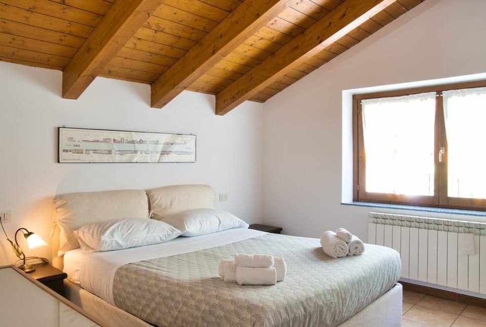 Bed, Bedroom, towels