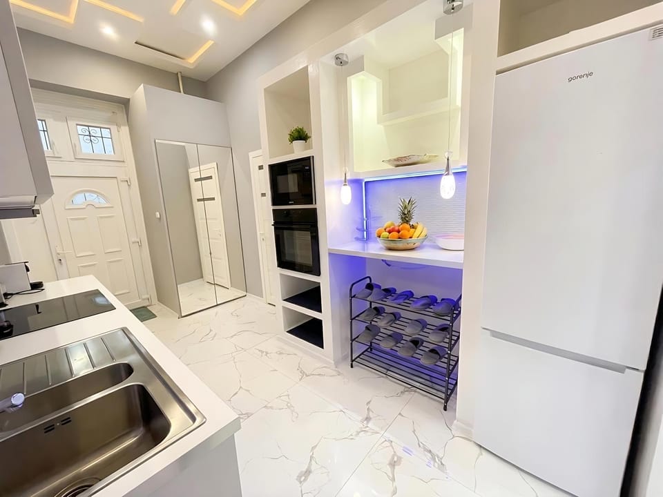 Elizabeth Queen Residency - Central 5 rooms, Garage Apartment in Budapest