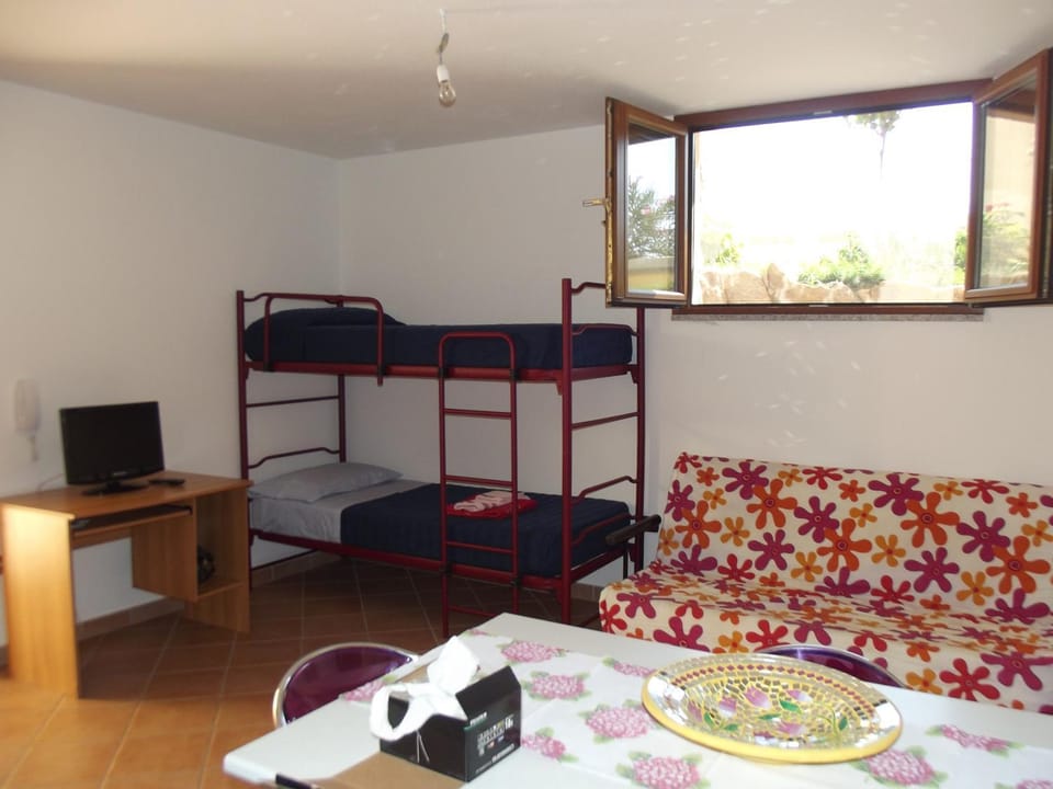Bed, Dining area, bunk bed