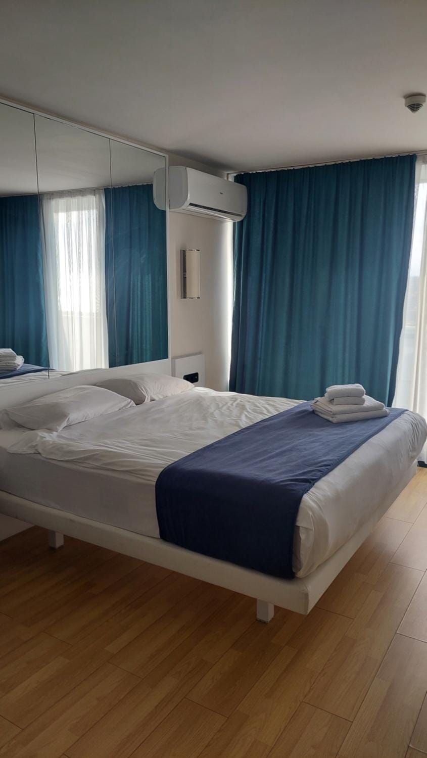 Bed, Photo of the whole room, towels