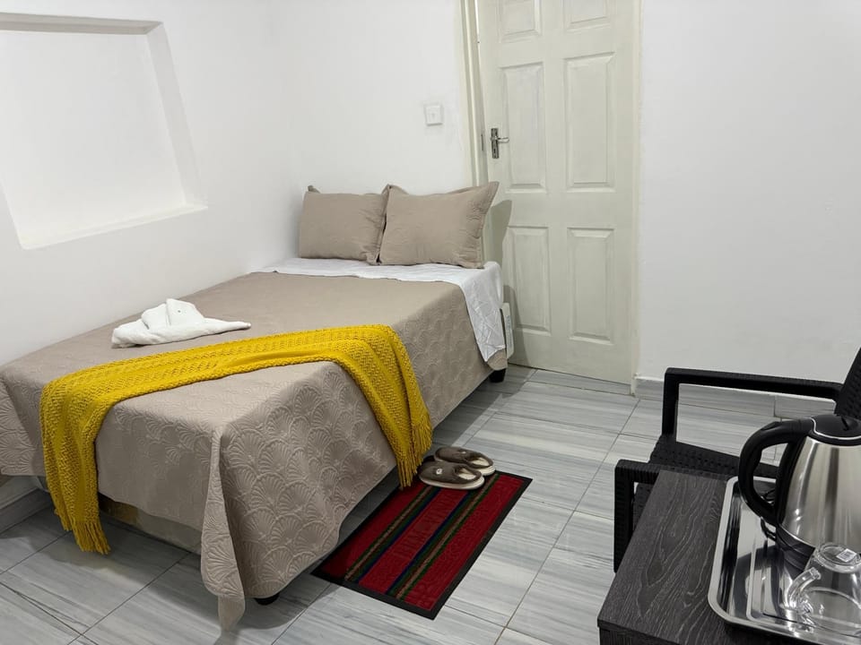 Bed, Photo of the whole room, Seating area, towels