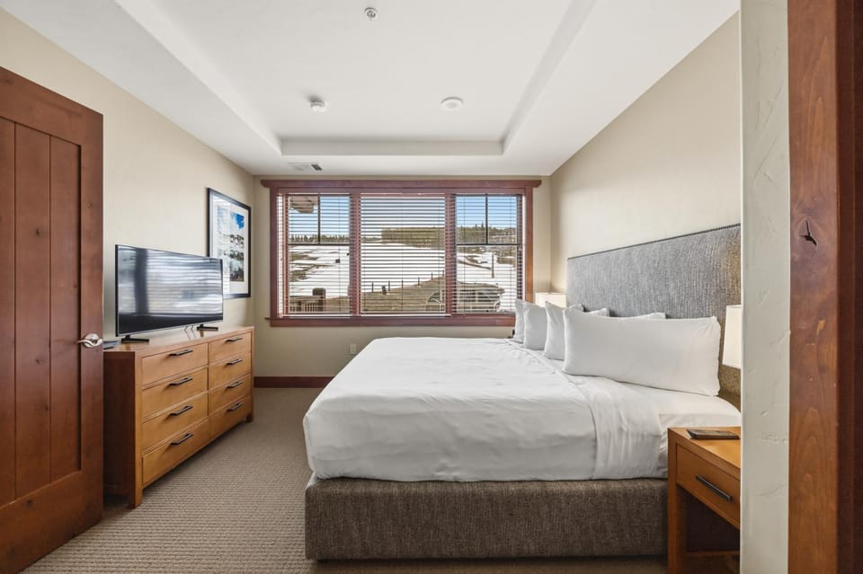 Bed, TV and multimedia, Photo of the whole room, Bedroom, Mountain view