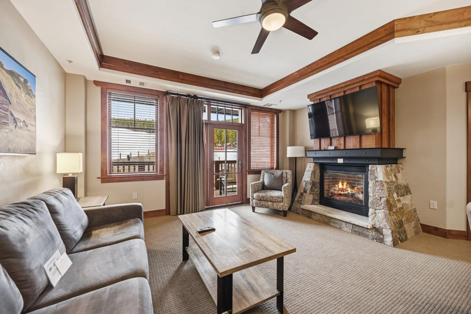TV and multimedia, Living room, Seating area, Evening entertainment, fireplace