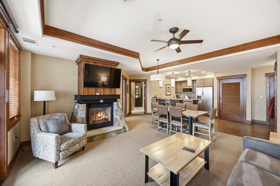 TV and multimedia, Kitchen or kitchenette, Living room, Seating area, Dining area, Evening entertainment, fireplace