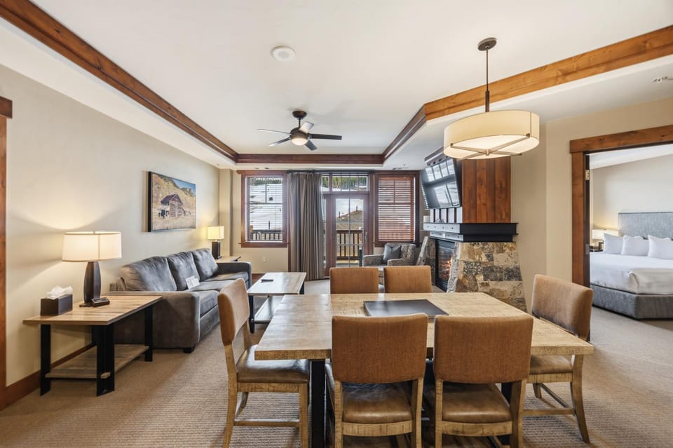 Bed, Living room, Photo of the whole room, Seating area, Dining area, fireplace