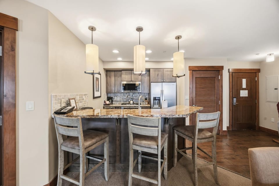 Kitchen or kitchenette, Seating area, Dining area, oven, stove