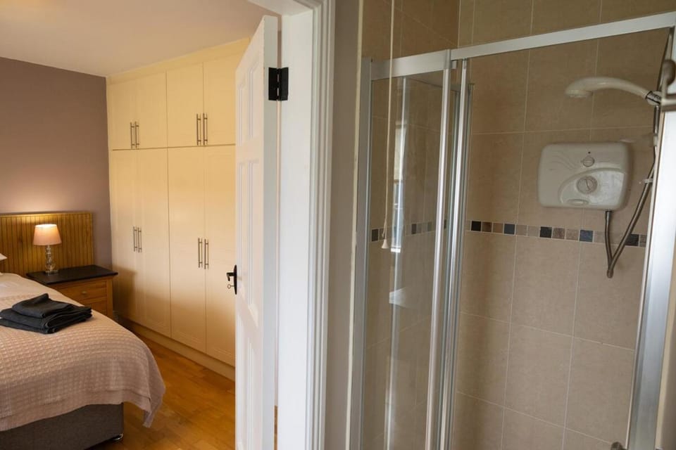 Shower, Bathroom, Bedroom, towels