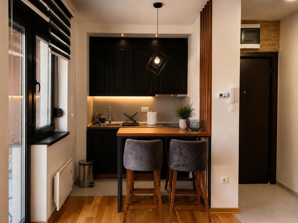 Kitchen or kitchenette, Dining area, stove