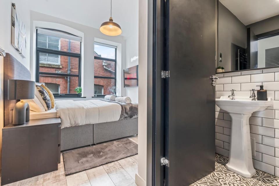 NY Style Exposed Brick Central 2BR Sleep 8 Apartment in Leeds