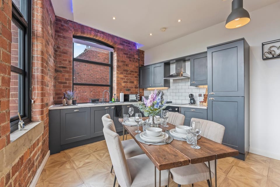 NY Style Exposed Brick Central 2BR Sleep 8 Apartment in Leeds