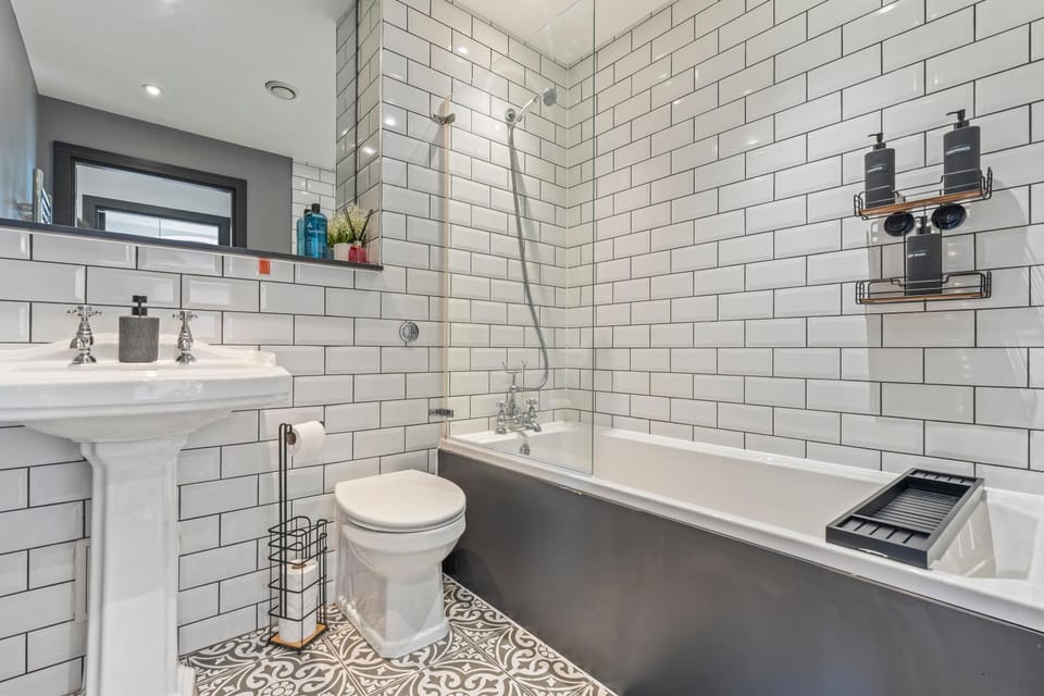 NY Style Exposed Brick Central 2BR Sleep 8 Apartment in Leeds