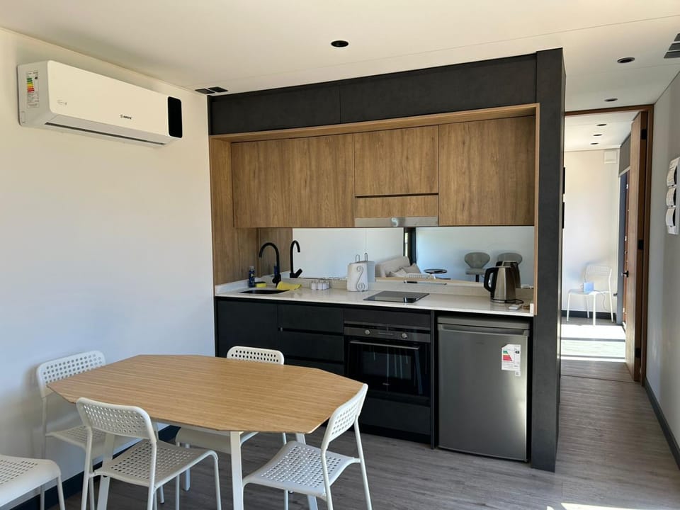 Kitchen or kitchenette, Dining area, minibar, oven, pet friendly, stove, toaster