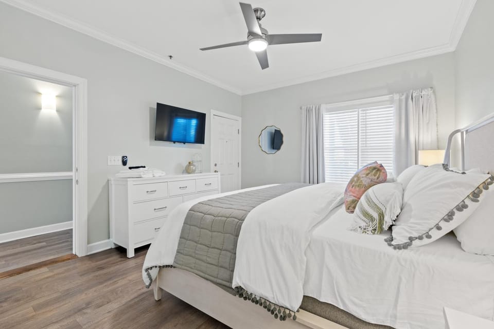 Bed, TV and multimedia, Photo of the whole room, Bedroom