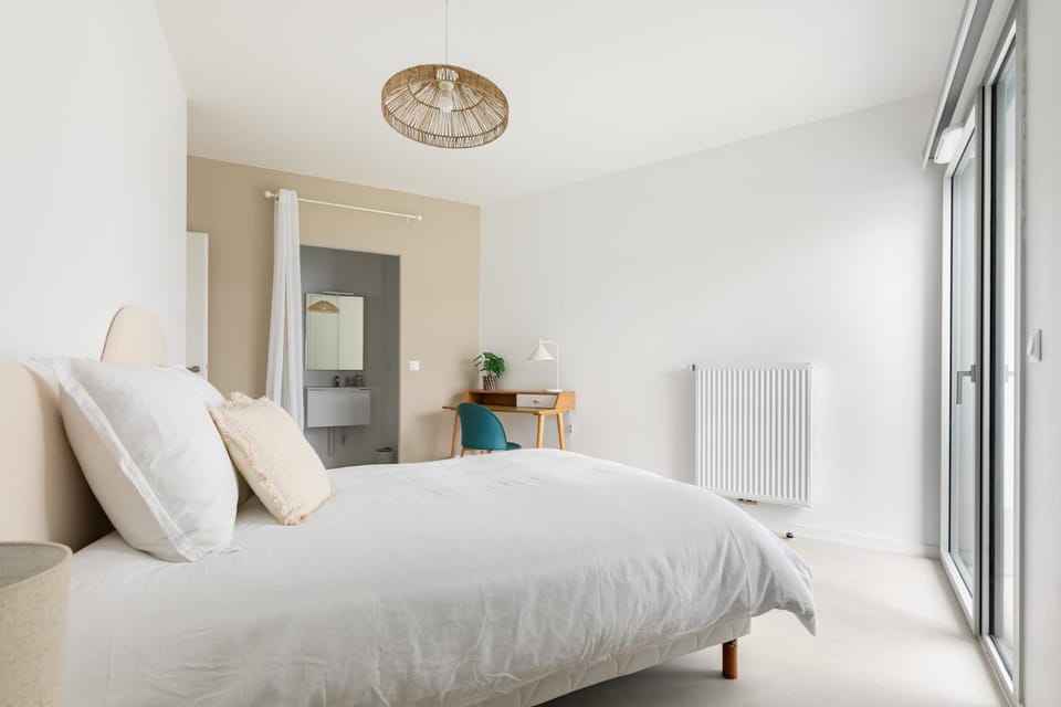 Photo of the whole room, Bedroom
