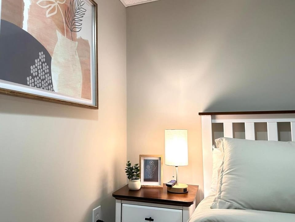 Luxury Cozy 2BR Basement - Full Kitchen & Laundry Apartment in Woodstock