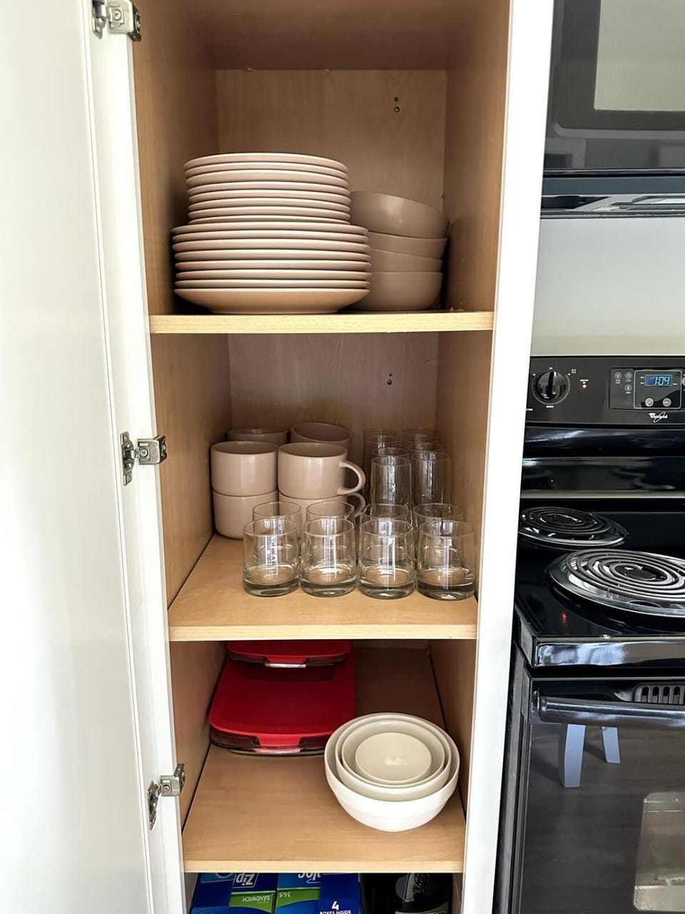 Luxury Cozy 2BR Basement - Full Kitchen & Laundry Apartment in Woodstock