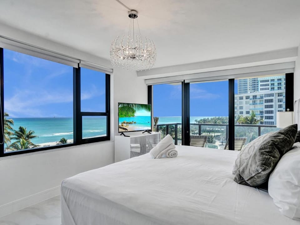 Bed, Natural landscape, TV and multimedia, View (from property/room), Photo of the whole room, Beach, Bedroom, Sea view