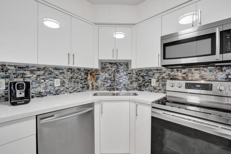 Oceanfront Beach Retreat Beach Service 905 Apartment in Miami Beach